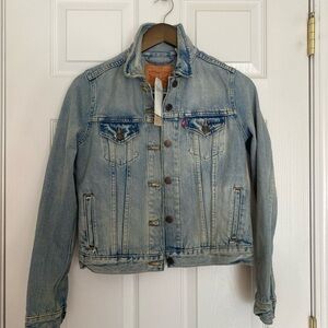 NWT Levi's Light Blue Women’s Denim Trucker Jacket